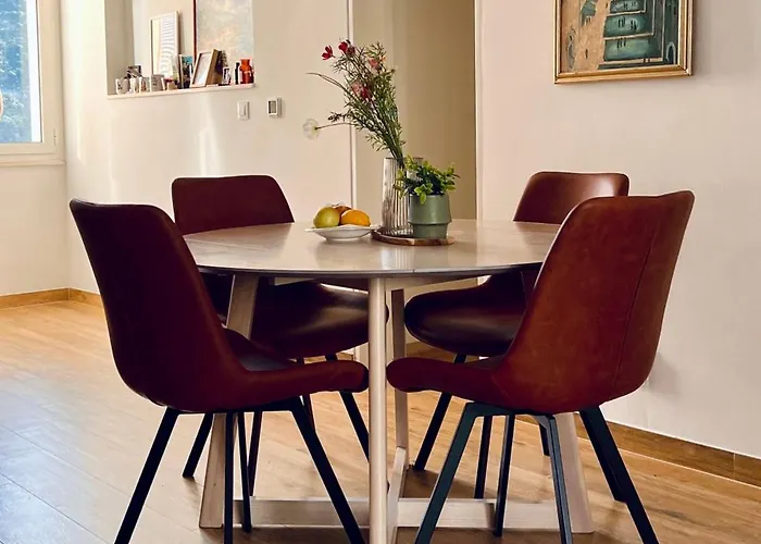 Bright & Sunny Two Bedroom Apartment