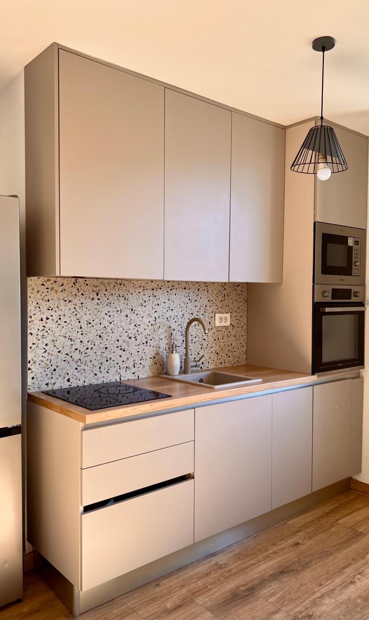Bright & Sunny Two Bedroom Apartment