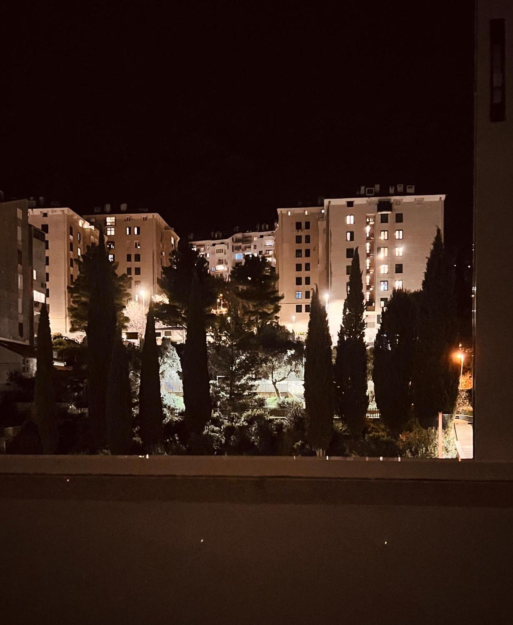 Bright & Sunny Two Bedroom Apartment *