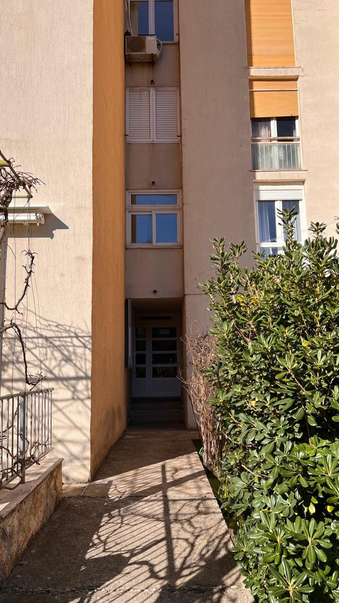 Bright & Sunny Two Bedroom Apartment