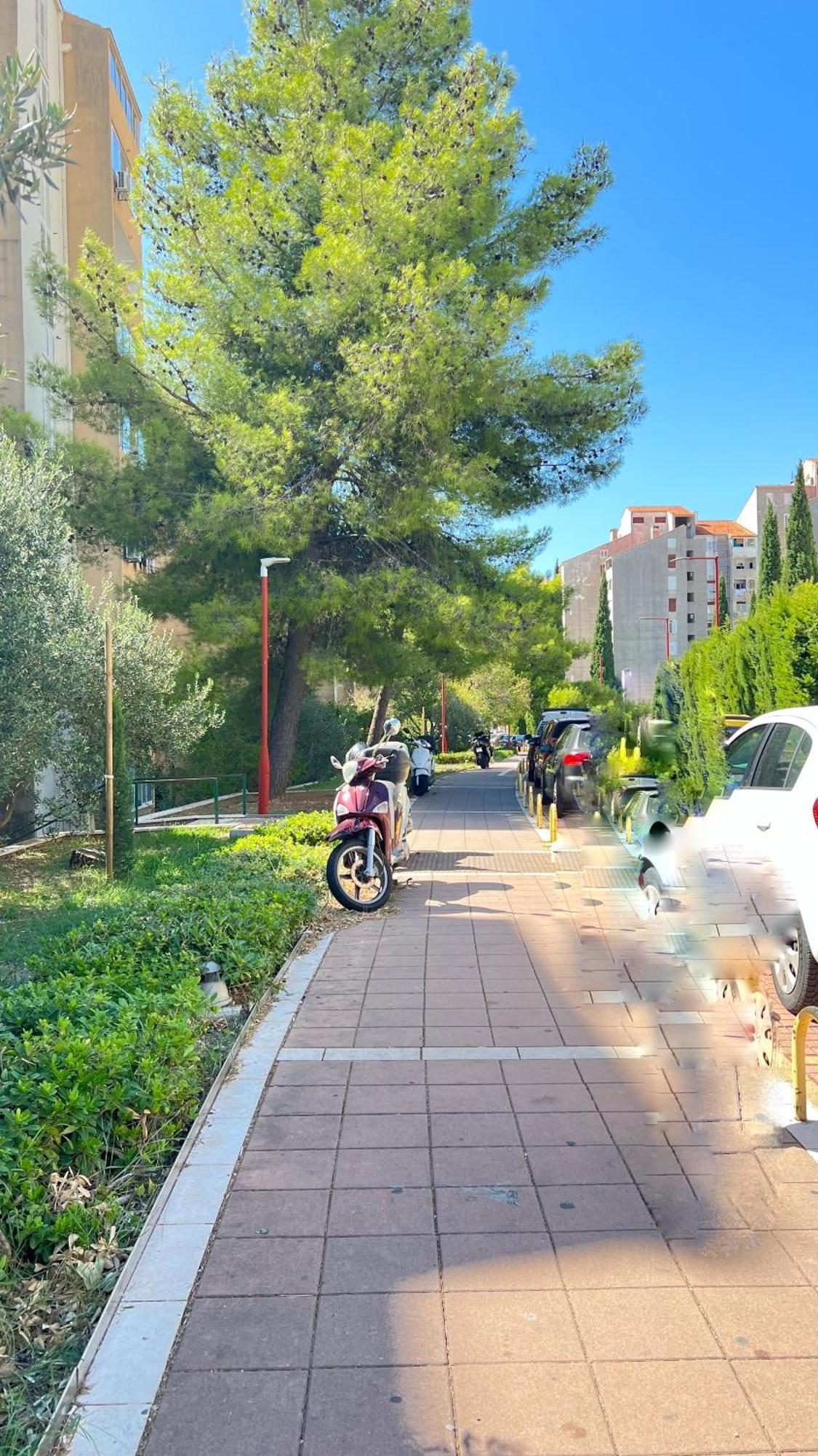 Bright & Sunny Two Bedroom Apartment *