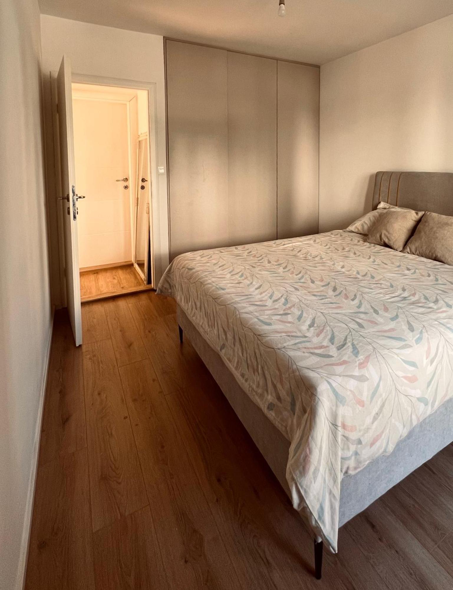 Bright & Sunny Two Bedroom Apartment *
