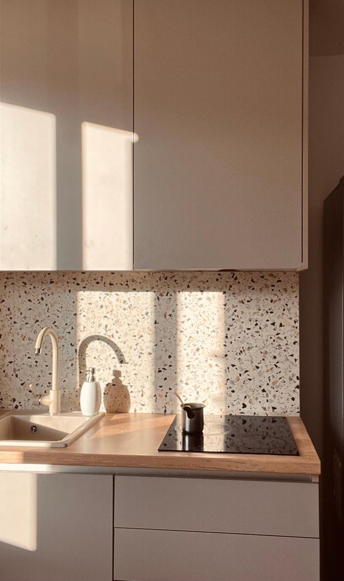 Bright & Sunny Two Bedroom Apartment *