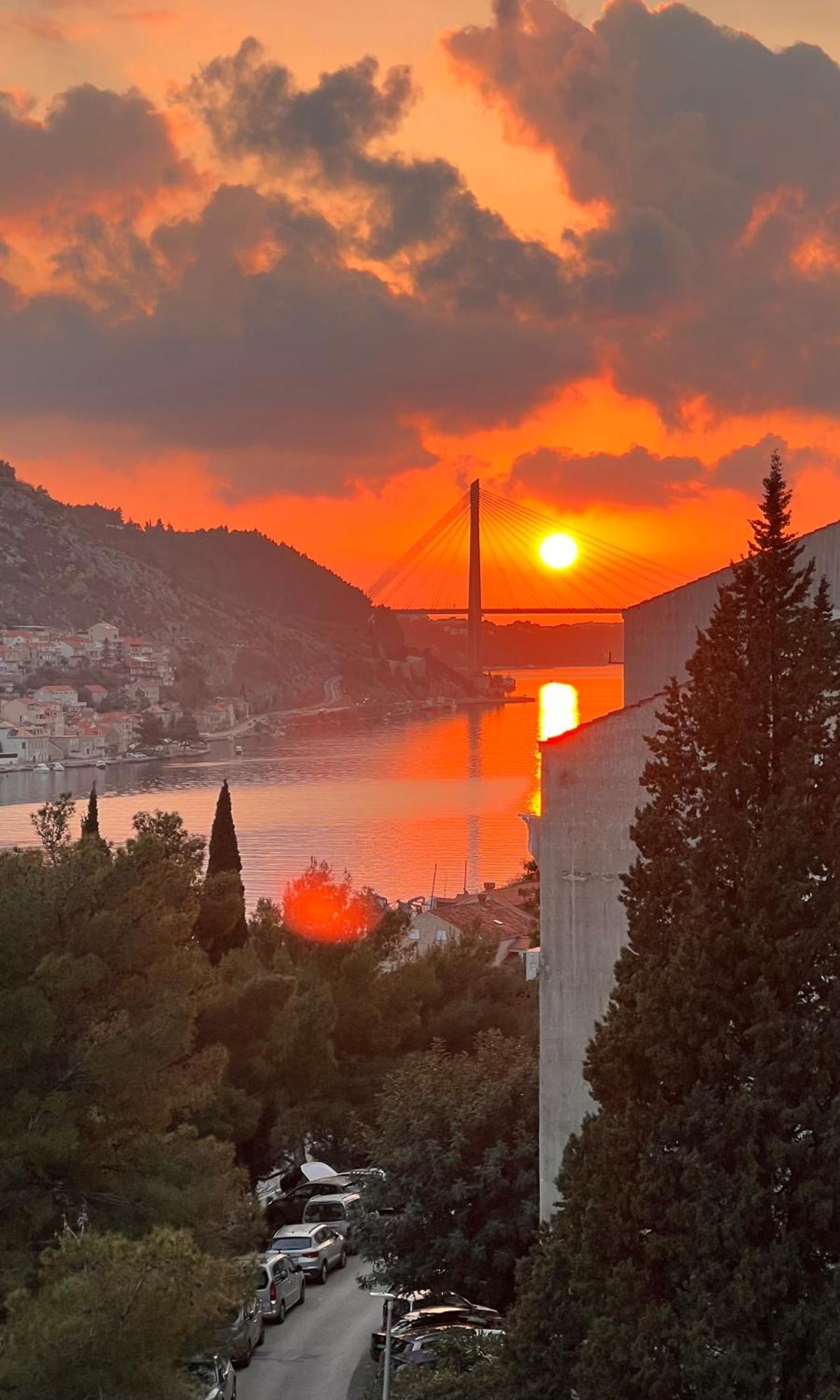 Bright & Sunny Two Bedroom Apartment