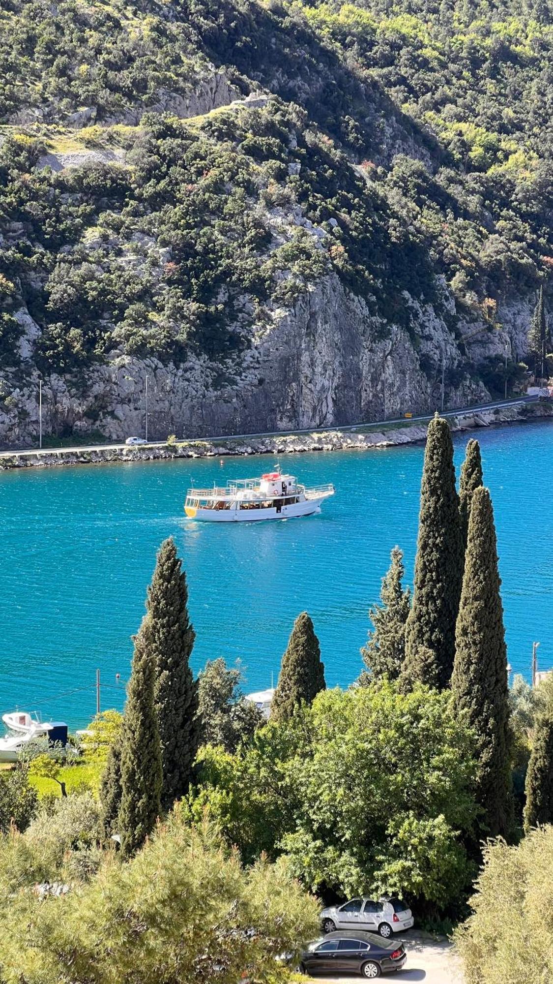 Bright & Sunny Two Bedroom * Dubrovnik