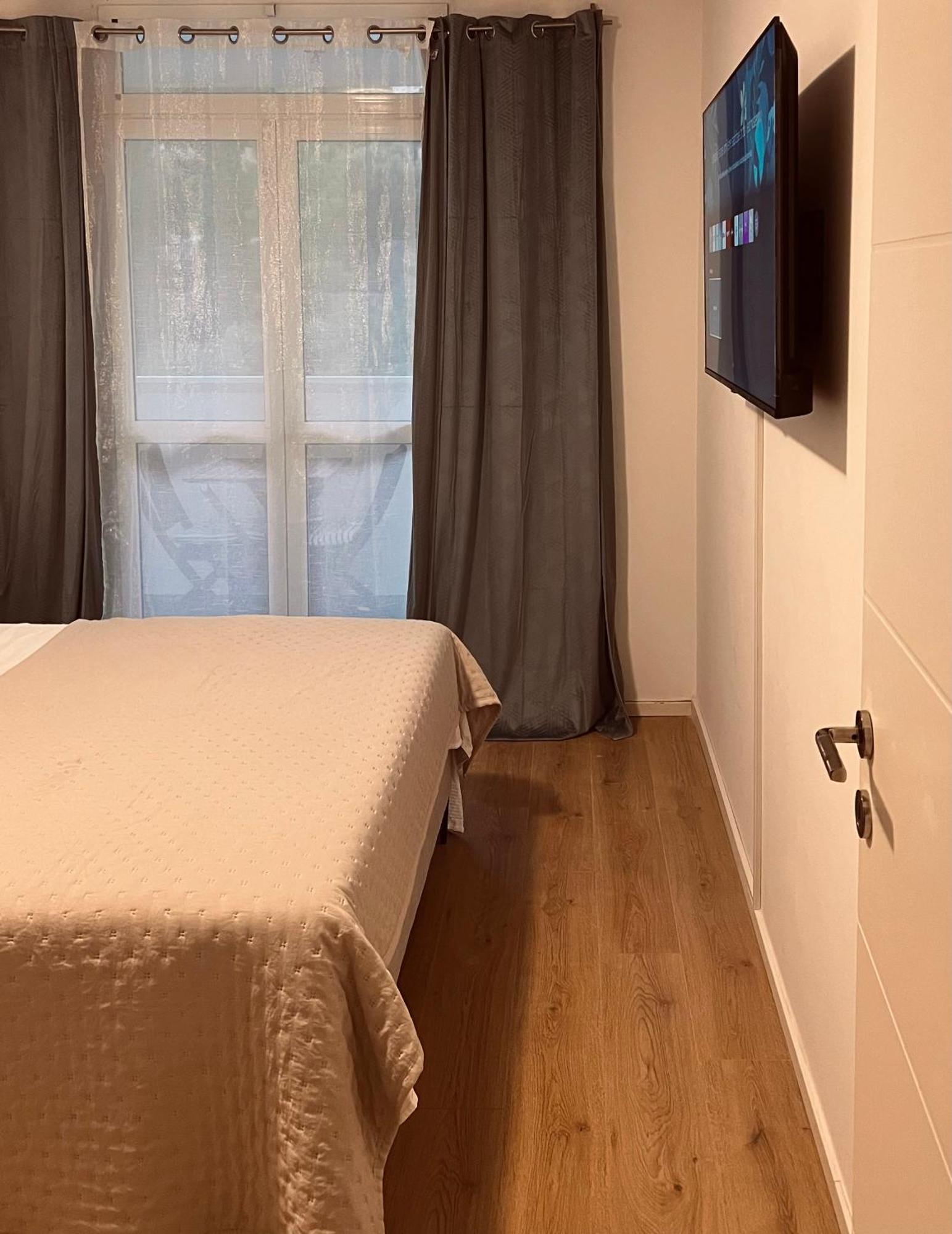 Bright & Sunny Two Bedroom Apartment
